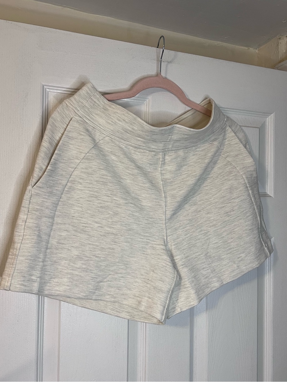 #848 NWT Lululemon Scuba HR Waffle Shorts 5” Heathered Light Ivory M - Picture 2 of 4